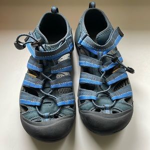*NWOT* Kids size 5 blue Keen sandals
